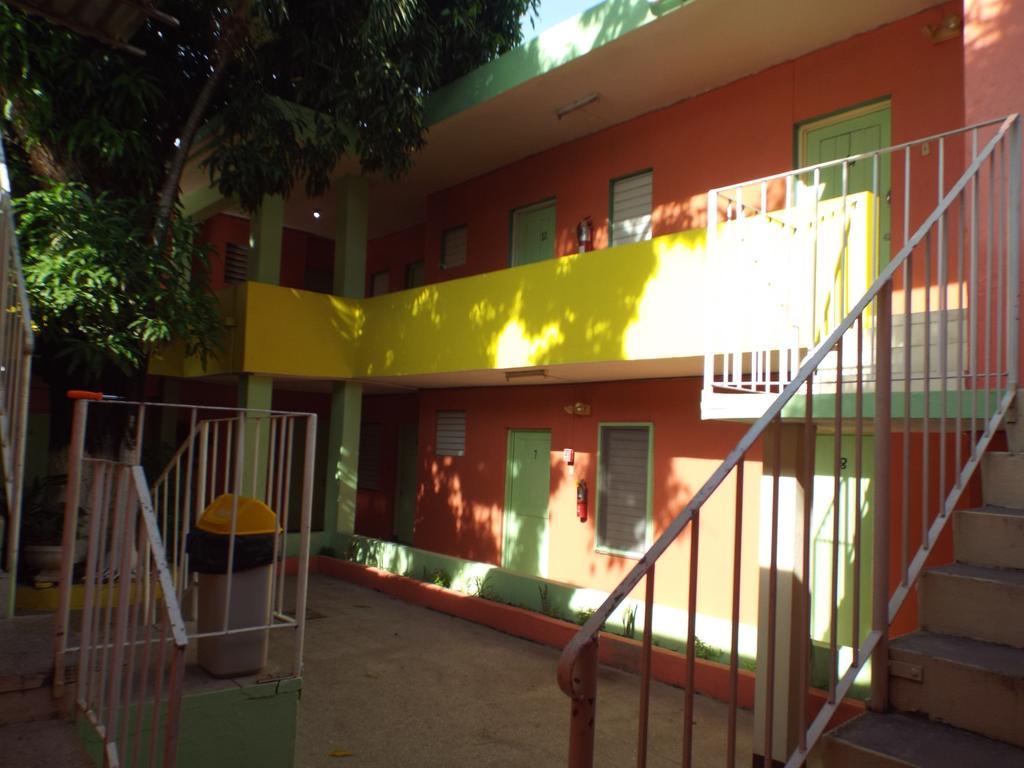 Tropical Court Inn New Кингстон Экстерьер фото