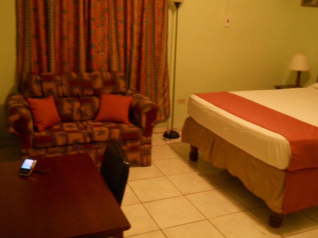 Tropical Court Inn New Кингстон Номер фото