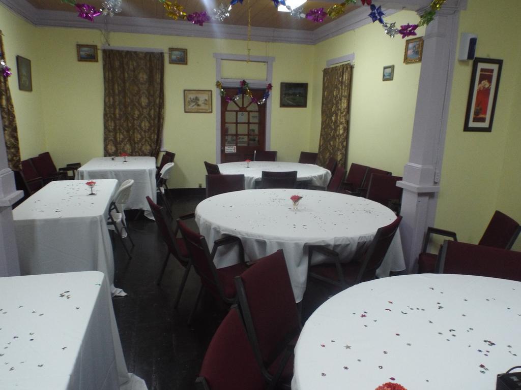 Tropical Court Inn New Кингстон Экстерьер фото