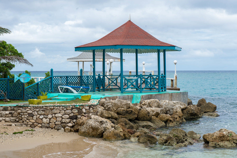 Tropical Court Inn New Кингстон Экстерьер фото