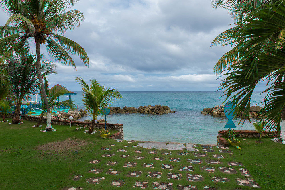 Tropical Court Inn New Кингстон Экстерьер фото